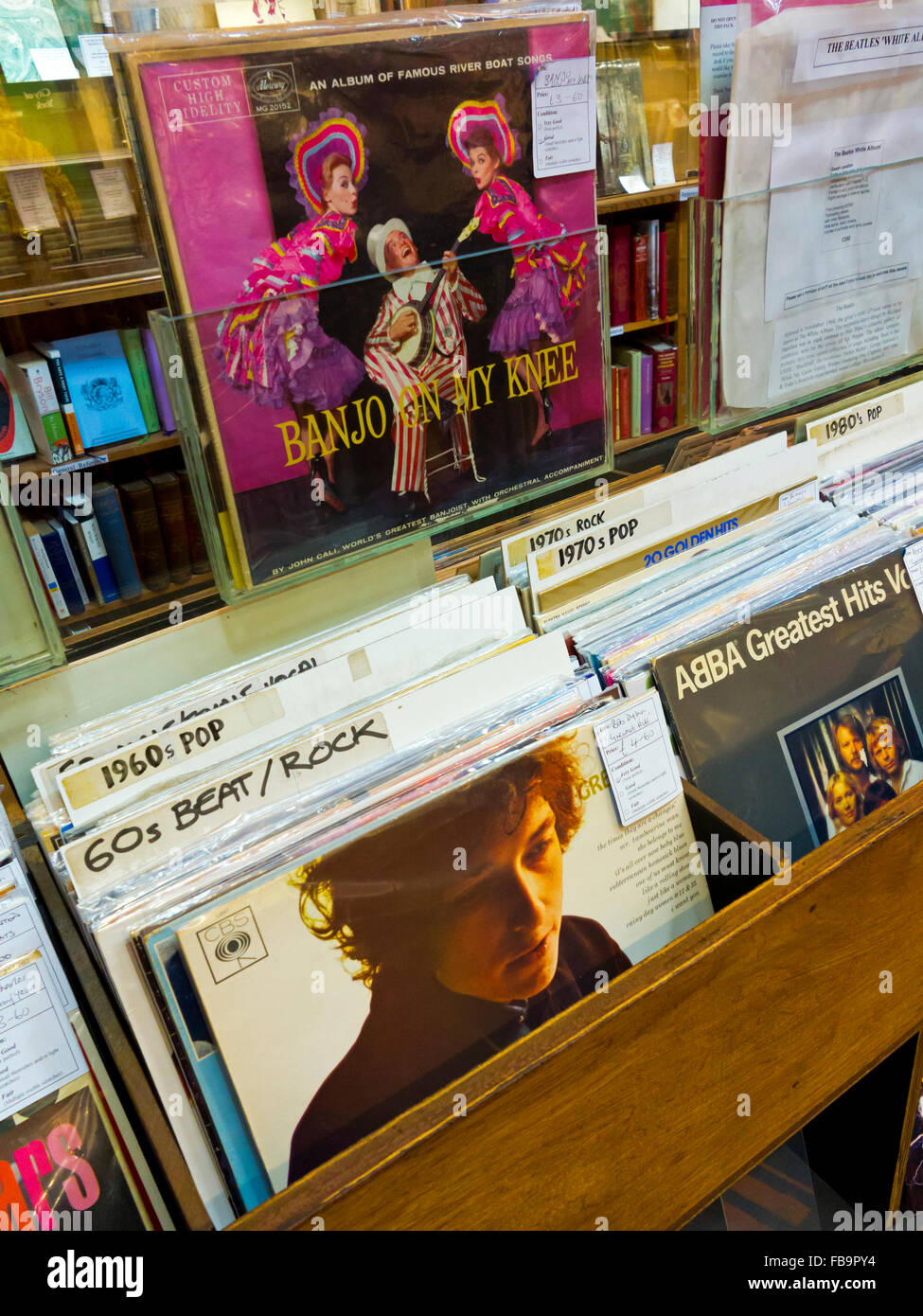 Gebrauchte Schallplatten zum Verkauf in einem Geschäft mit Alben von Bob Dylan und Abba sichtbar in den racks Stockfoto