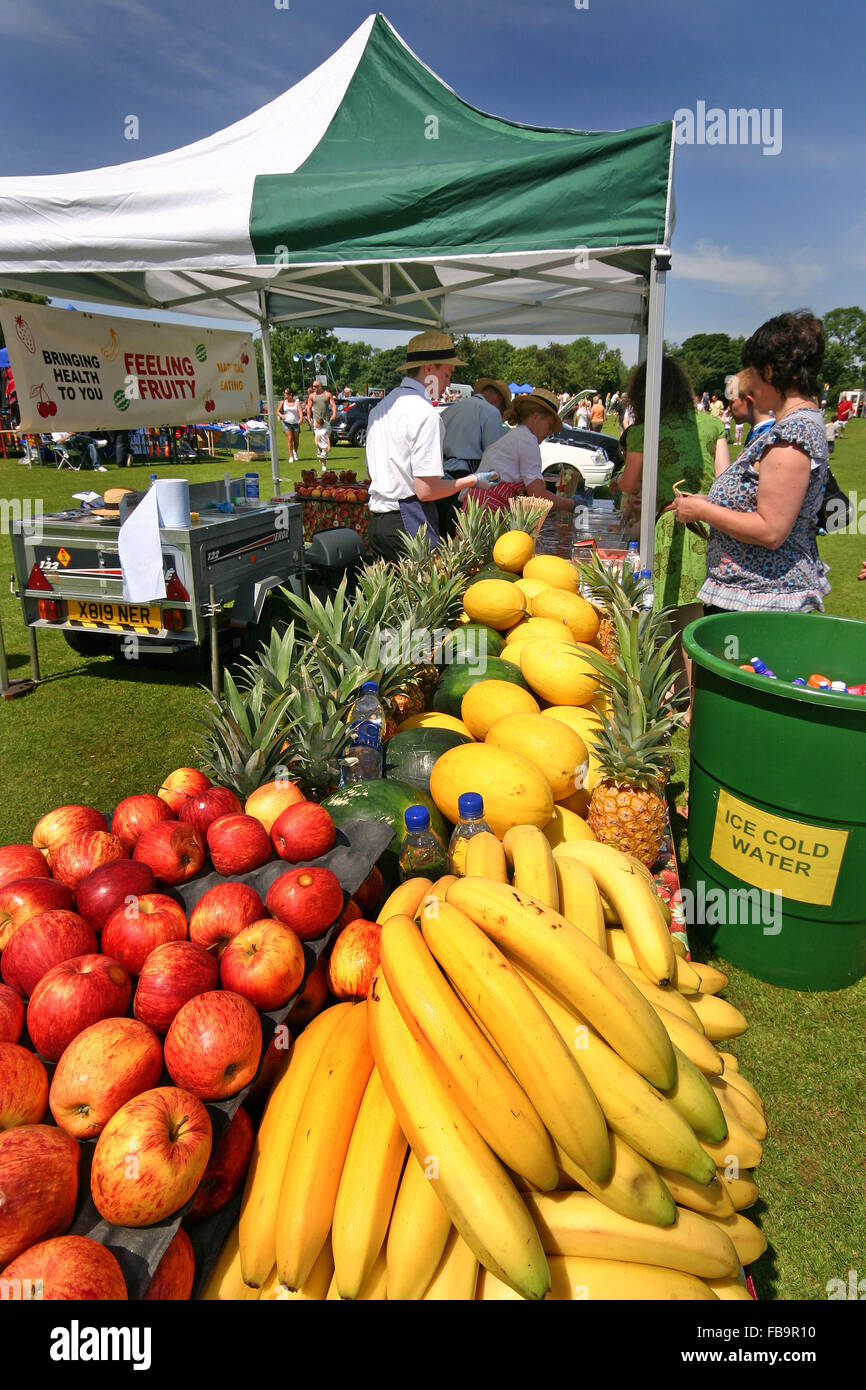 Stall verkaufen frisches Obst und Getränke bei einem outdoor-Sommer-Event. Stockfoto