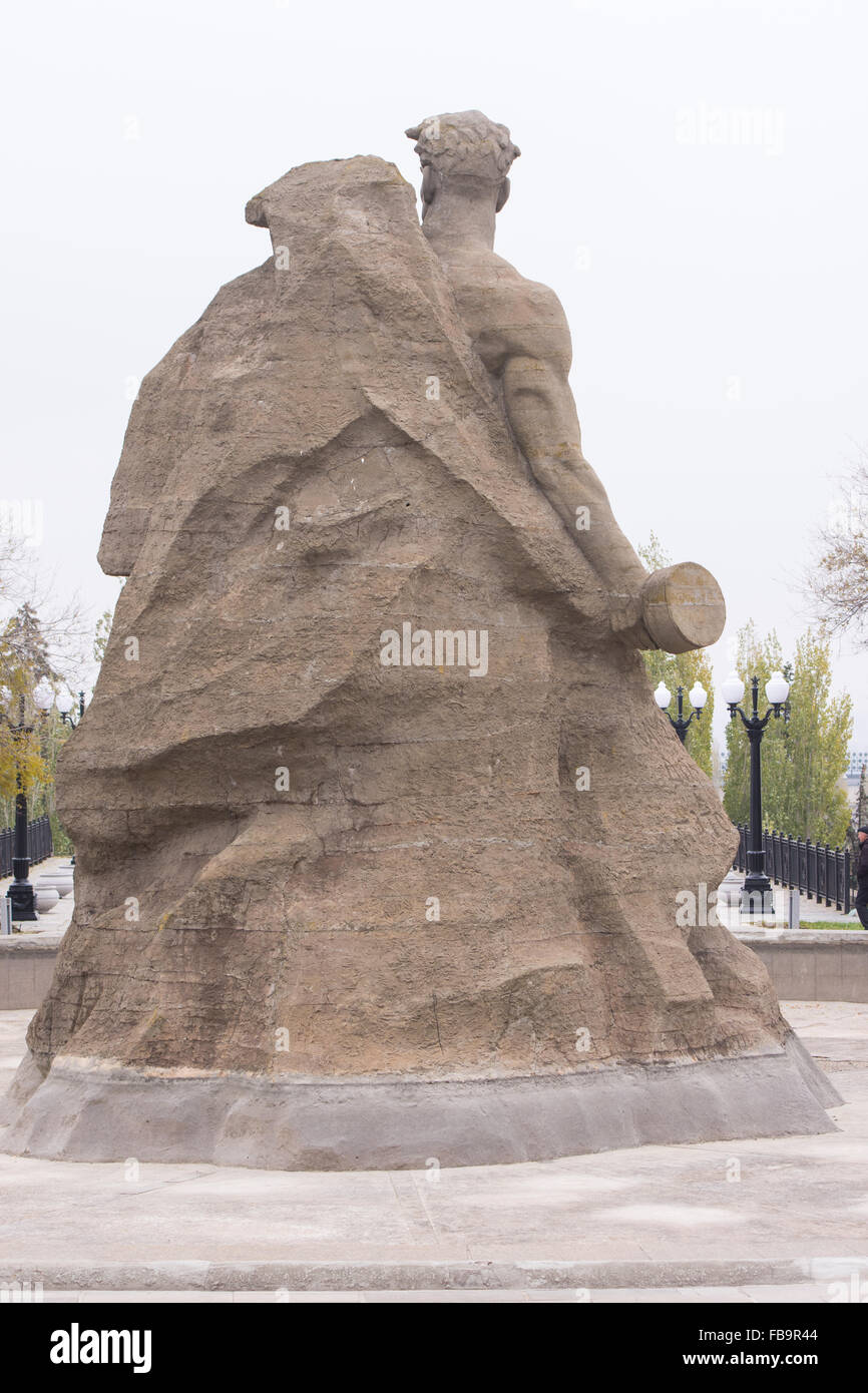 Volgograd, Russland - 5. November 2015: Skulptur'stehend bis zum Tod"an der Rückseite des Platzes stand den Tod des histor Stockfoto