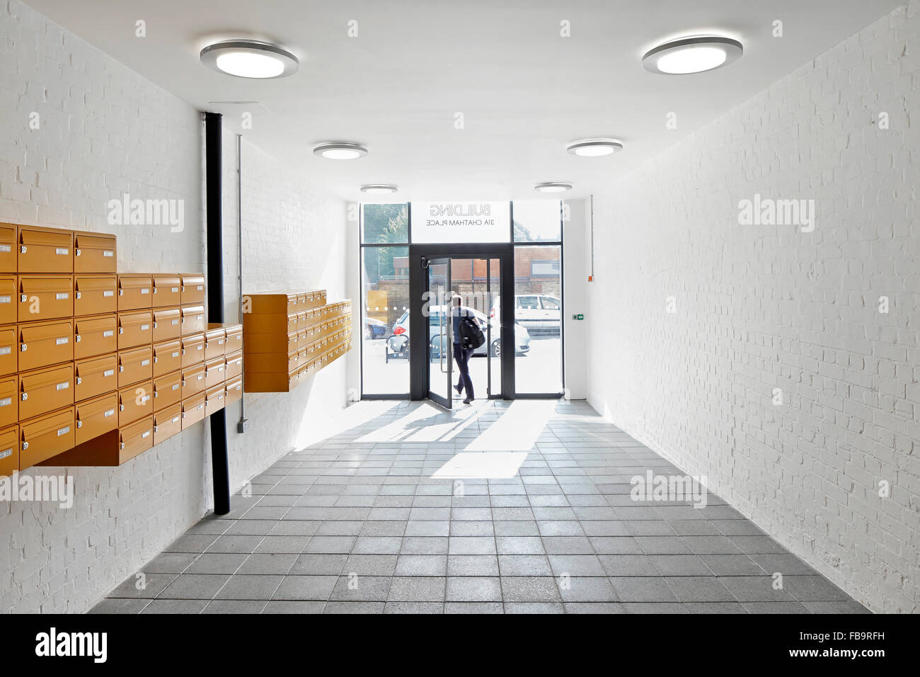 Eingangs-Foyer mit Postfächern. Das Textil-Gebäude, London, Vereinigtes Königreich. Architekt: BGY, 2014. Stockfoto