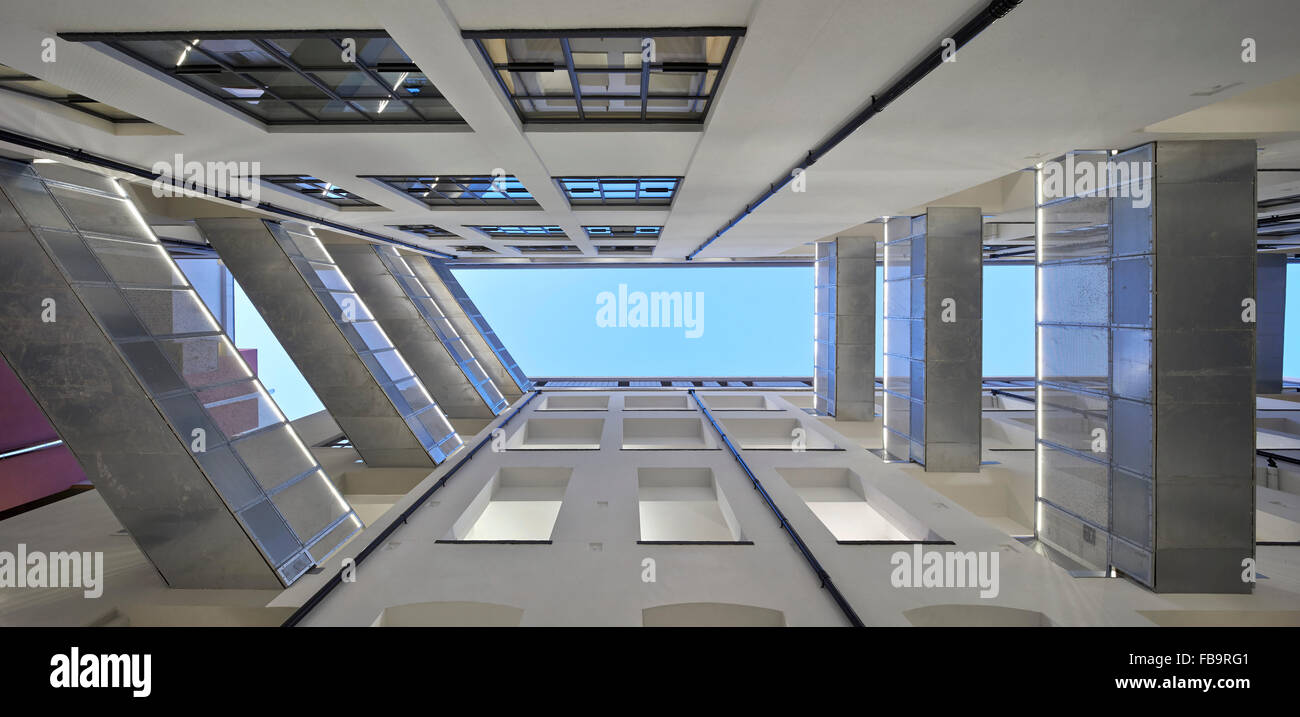 Dramatischen Blick nach oben. Das Textil-Gebäude, London, Vereinigtes Königreich. Architekt: BGY, 2014. Stockfoto