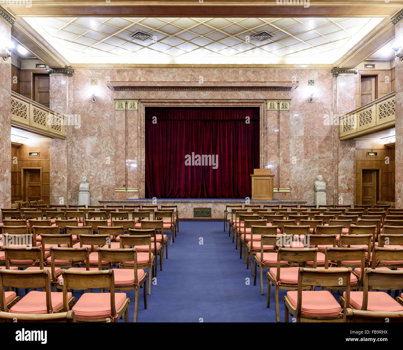 Das Auditorium der archäologischen Gesellschaft in Athen, 1837 gegründet. Institutionen von Athen, Athen, Griechenland. Architekt: N/a, 2015. Stockfoto