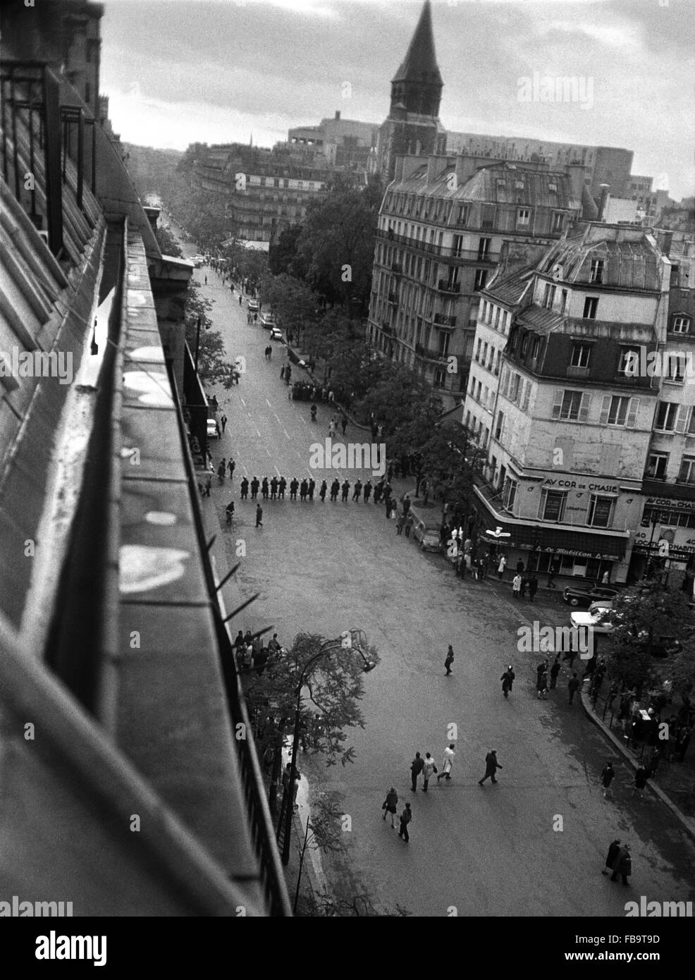 Ereignisse des Mai 1968. -Frankreich / Ile-de-France (Region) - Mai 1968 Veranstaltungen. -Die CRS (die Franzosen RANDALIEREN Kontrolle Kräfte) in die leeren Straßen von PARIS im Jahr 1968.   -Philippe Gras / Le Pictorium Stockfoto