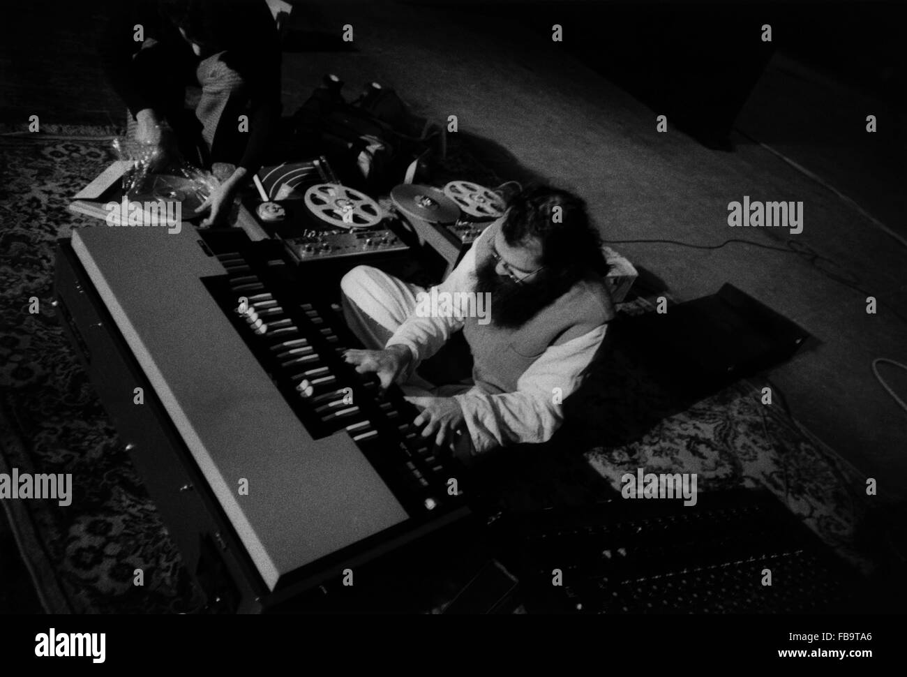 La Monte YOUNG während des Konzerts der Pandit PRAN NATH. -1972 - Frankreich / Ile-de-France (Region) / Paris - La Monte YOUNG während des Konzerts der Pandit PRAN NATH. -La Monte YOUNG; -Konzert von Pandit PRAN NATH - Le Palace; -1972;  -Credit:;   -Philippe Gras / Le Pictorium Stockfoto