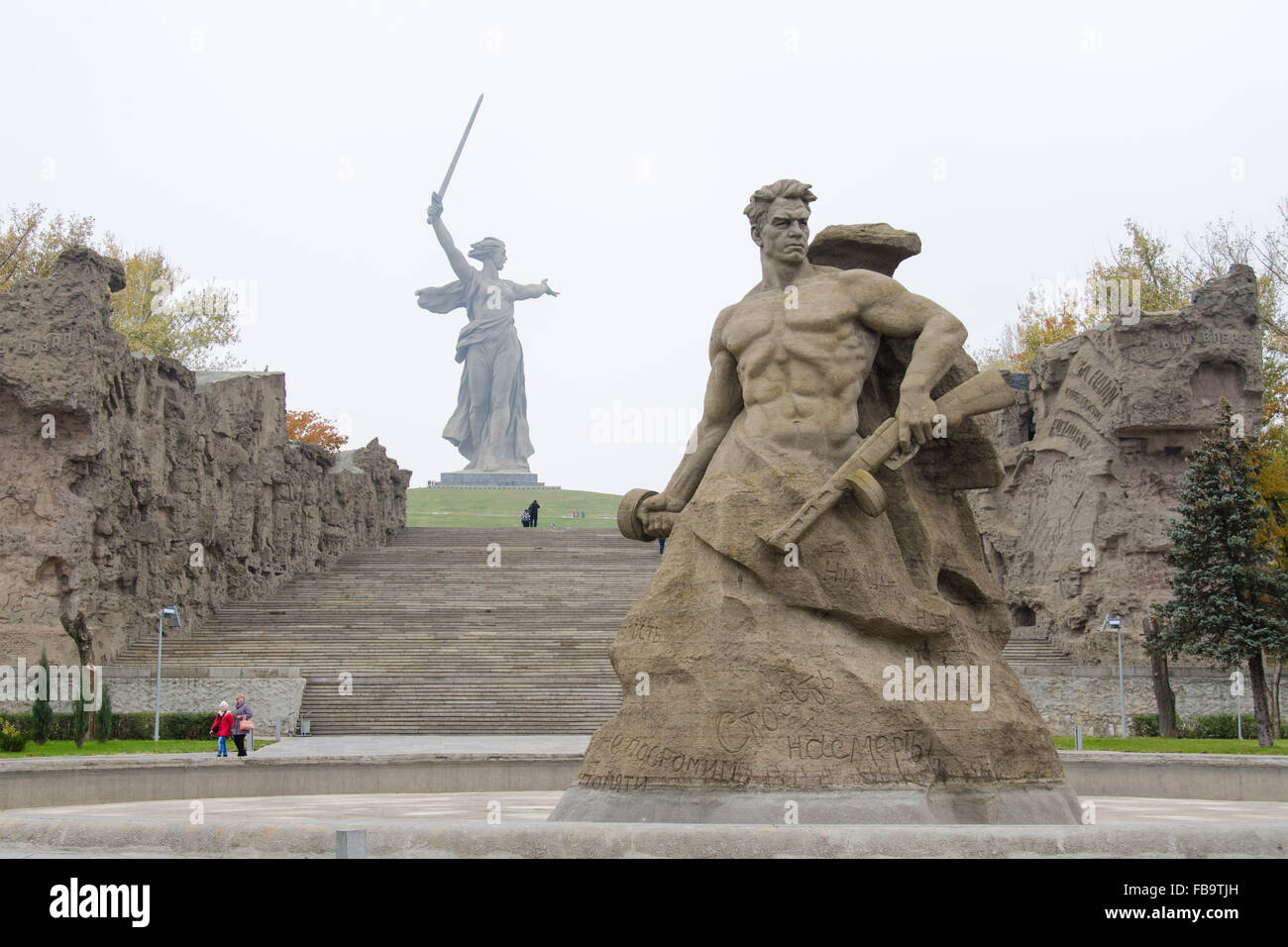 Volgograd, Russland - 5. November 2015: Der Blick von der Platzes stand nach dem Tod der Skulptur 'Stand bis zum Tod' und ' Motherl Stockfoto