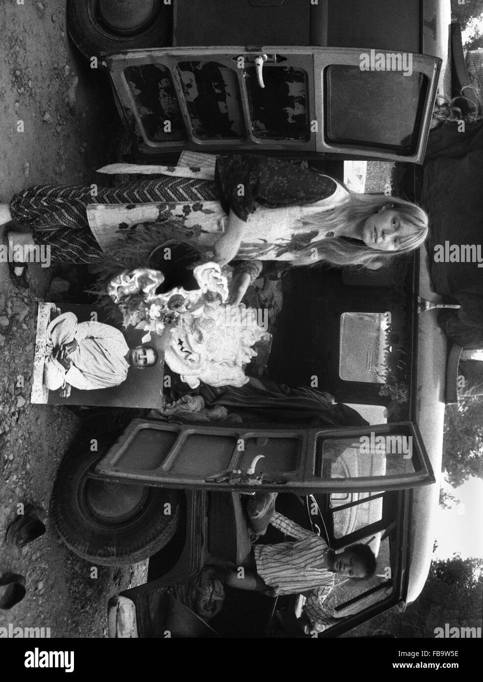1968 in Frankreich. -1968 in Frankreich. -Hippie Familie Van, auf einem Parkplatz.   -Philippe Gras / Le Pictorium Stockfoto