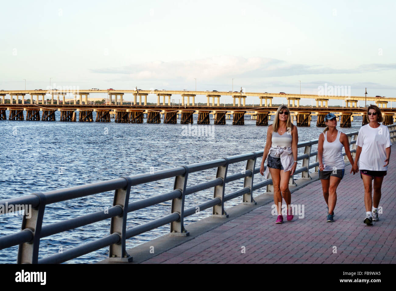 Bradenton Florida, Manatee River Water River Waterwalk Park, Green Bridge, Waterfront, Erwachsene Erwachsene Frau Frauen Dame, Freunde, Wandern, Besucher trave Stockfoto