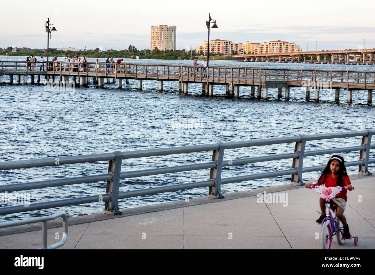 Bradenton Florida, Manatee River Water River Waterwalk Park, Green Bridge, Waterfront, Hispanic Latin Latino ethnische Einwanderer Minderheit, Mädchen gir Stockfoto