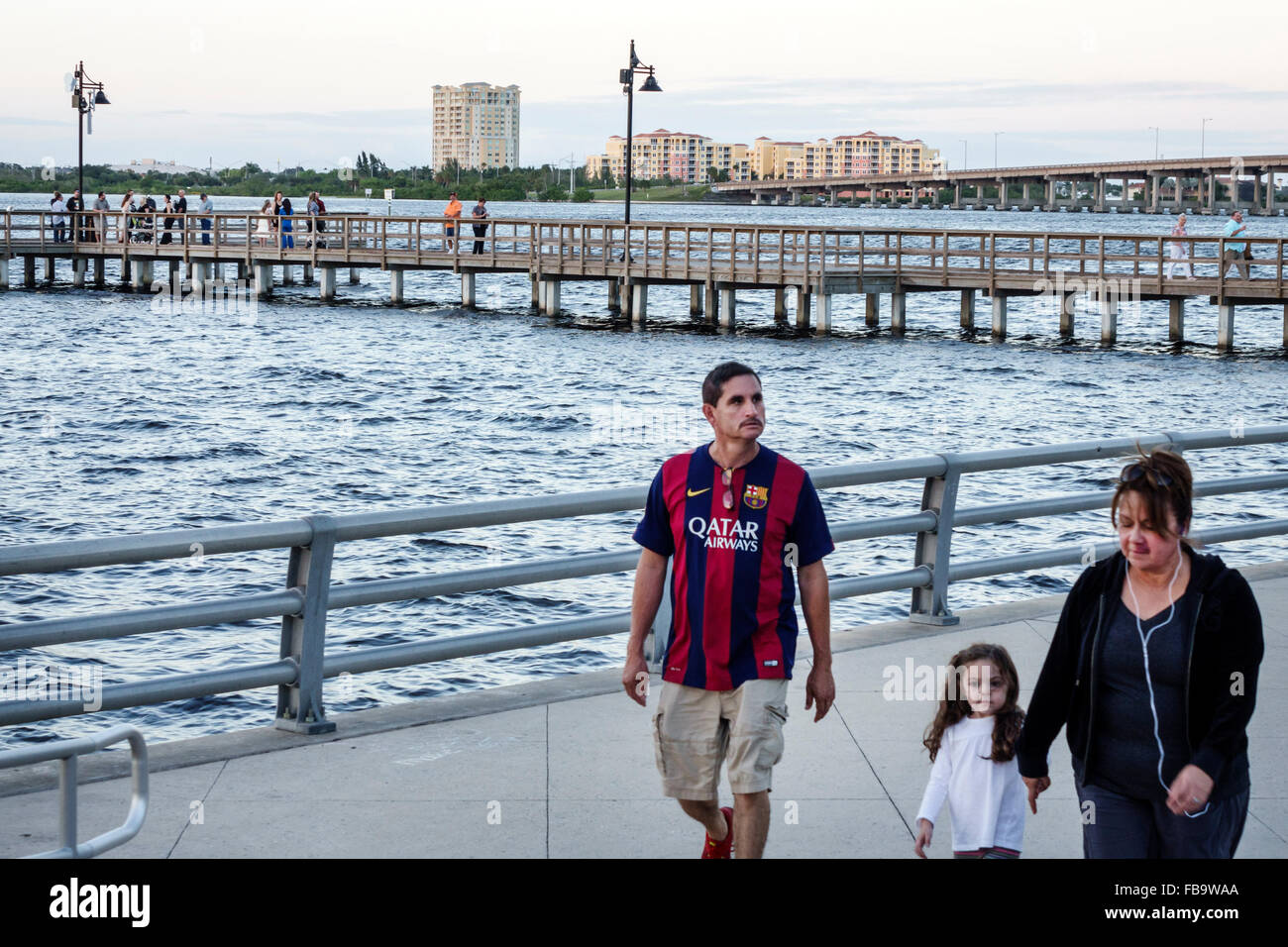 Bradenton Florida, Manatee River Water River Waterwalk Park, Green Bridge, Waterfront, Nahost-Muslime ethnische Einwanderer Minderheit, Stockfoto