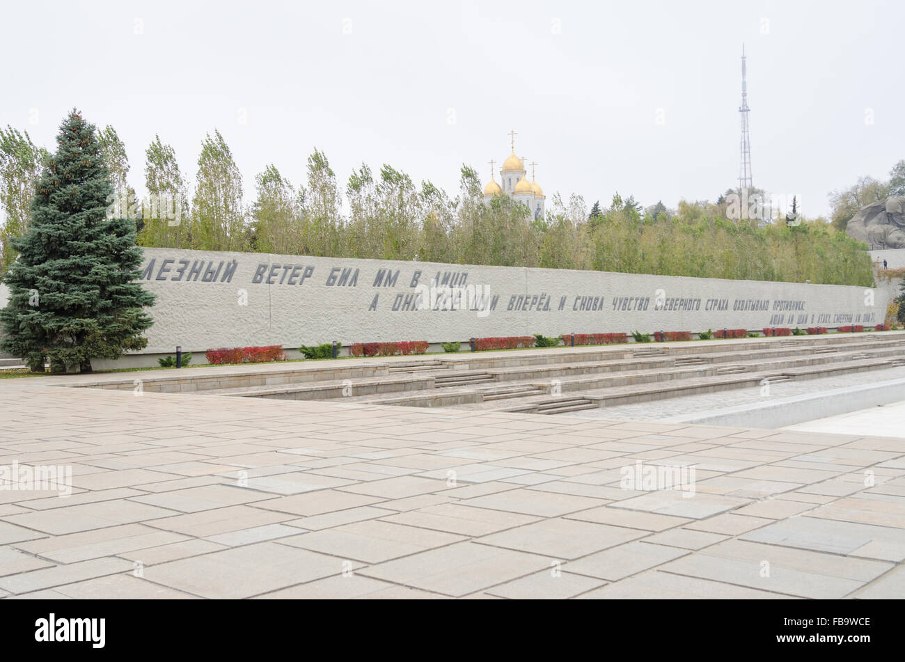 Volgograd, Russland - 5. November 2015: Herbst-Blick auf der linken Seite des Platzes der Helden historische Gedenkstätte "zum Helden Stockfoto