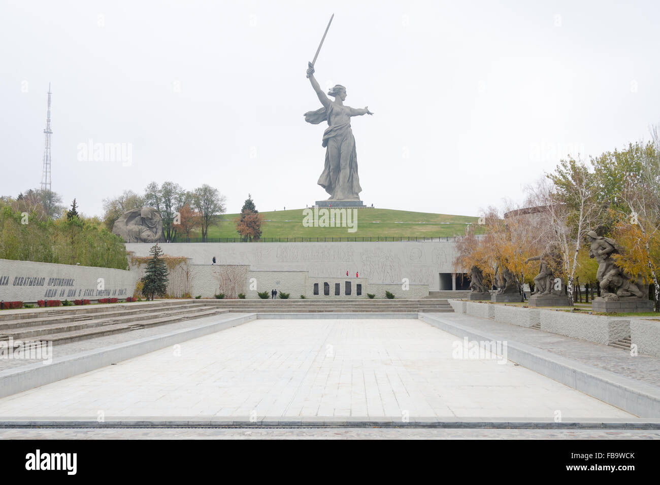 Volgograd, Russland - 5. November 2015: Herbst-Blick auf den Platz der Helden und die Skulptur "Motherland Anrufe!" historische-Memori Stockfoto