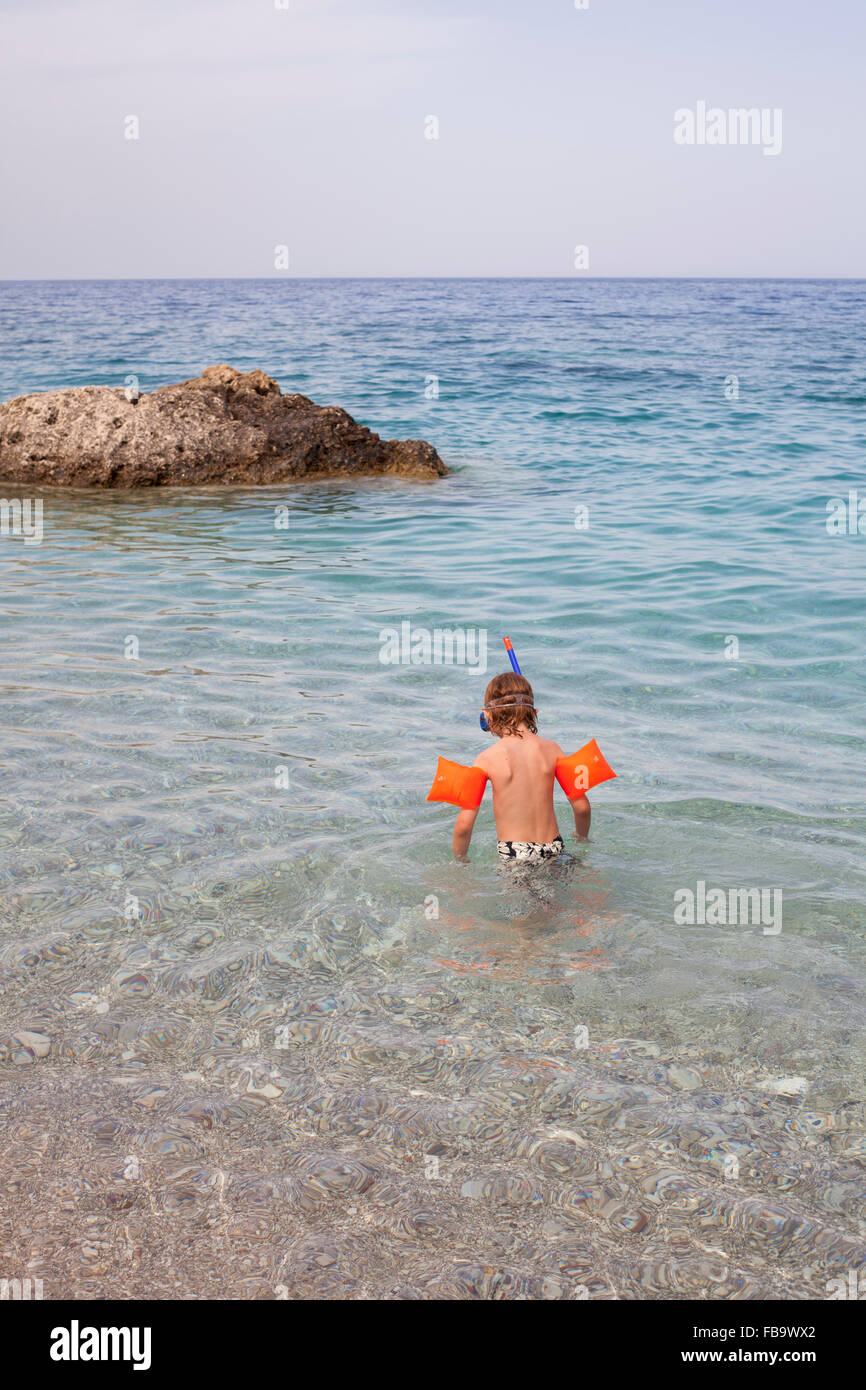 Griechenland, Karpathos Amopi, Boy (8-9) Blick auf Wasser Stockfoto