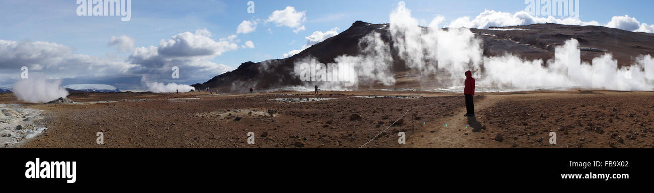 Menschen beobachten kochende Schlammtöpfe von Namaskard geothermale Region, Island Stockfoto