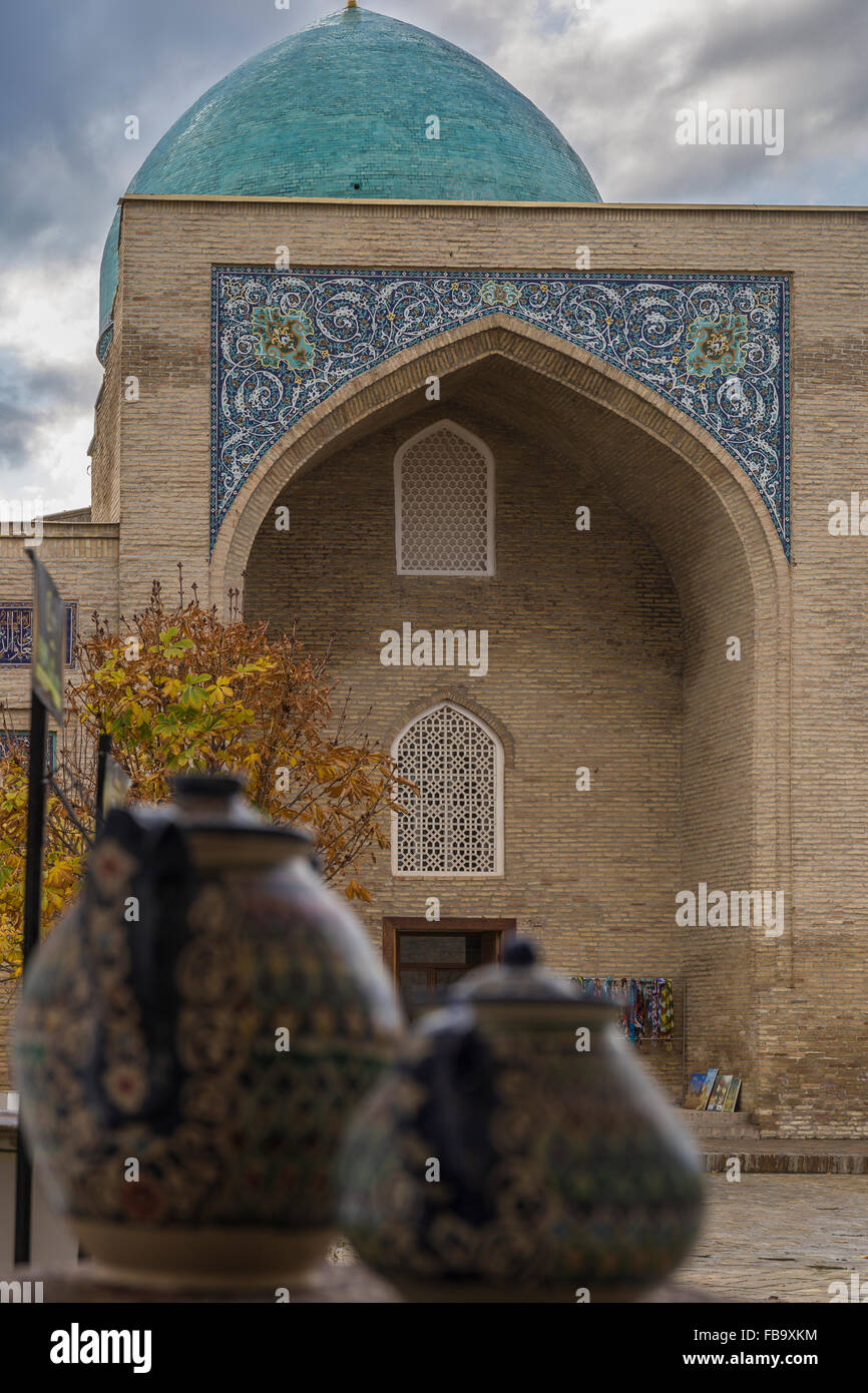 Zwei dekorierten Vasen auf einem geschnitzten Tisch bei Khast Imam Komplex in Tashlent. Stockfoto