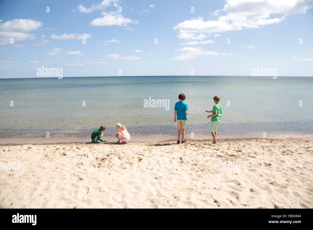 Schweden, Skane, Osterlen, Stenshuvud, Kinder (8-9, 10-11, 12-13) spielen am Strand Stockfoto