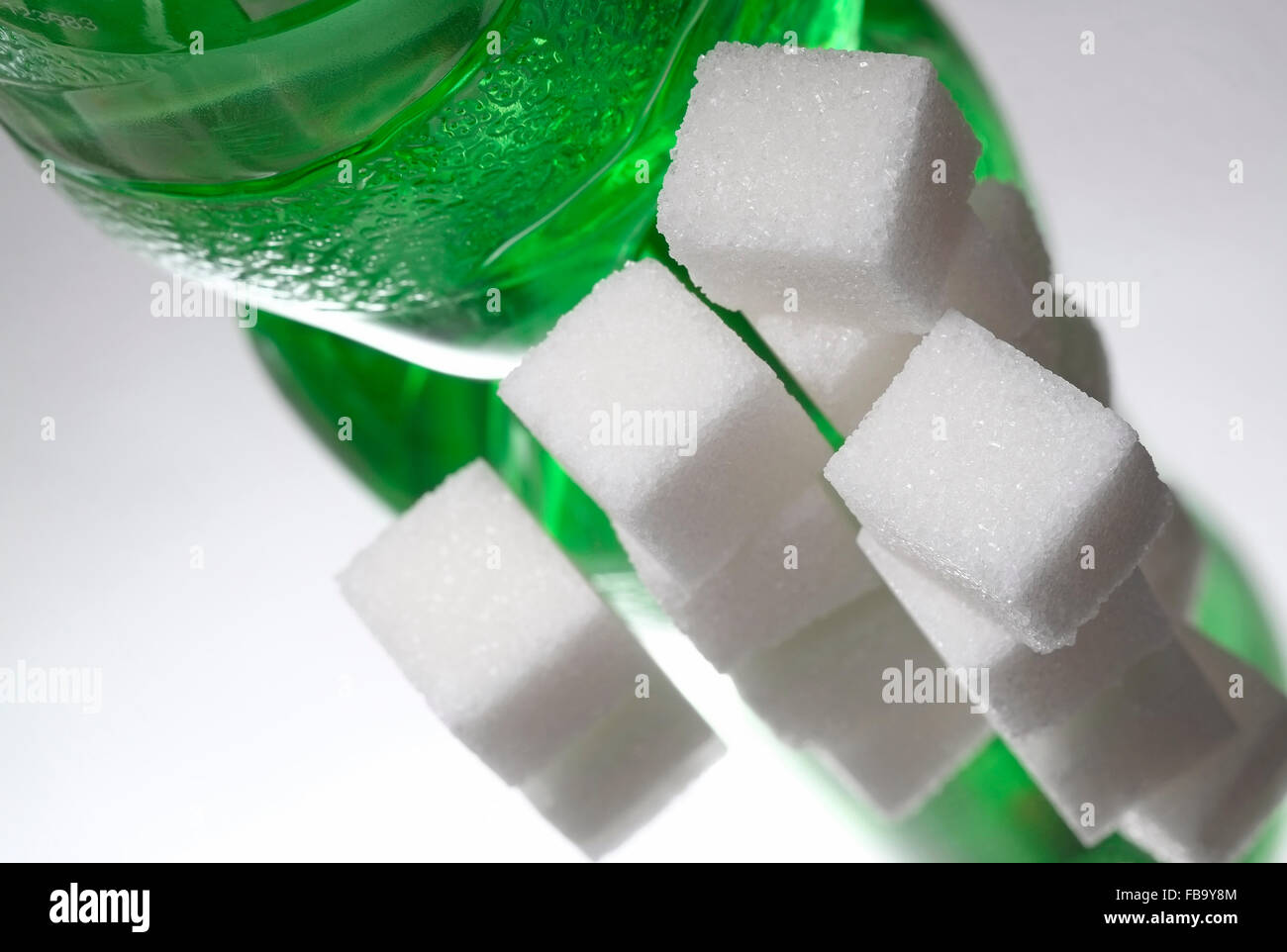 weißer granulierter Zuckerwürfel und weiche Limonade Stockfoto