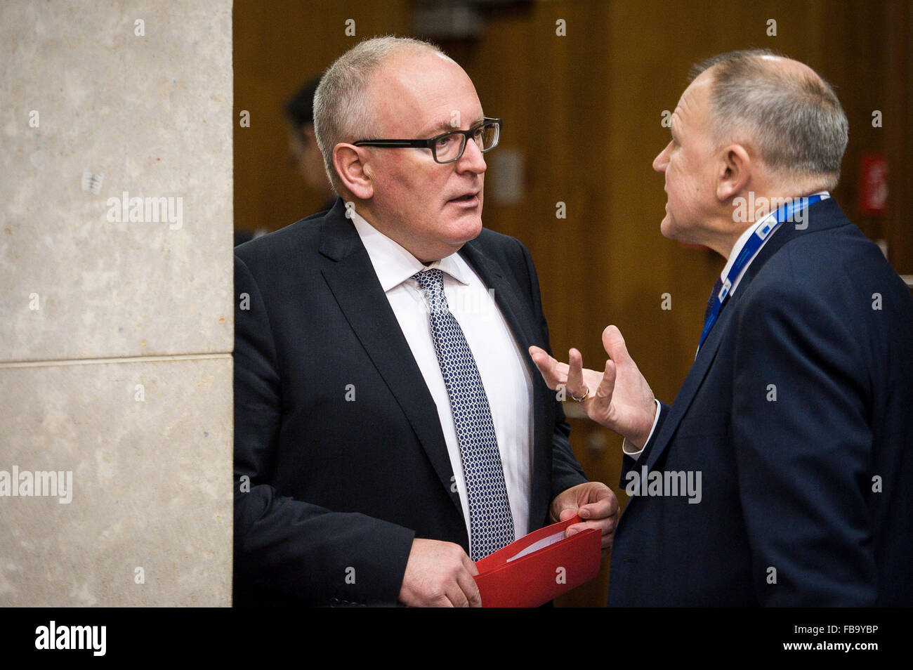 Frans Timmermans, erster Vizepräsident der Europäischen Kommission für bessere Rechtsetzung, interinstitutionelle Beziehungen, der Rechtsstaatlichkeit und der Charter der grundlegenden Rechte (L) und Vytenis Andriukaitis, EU-Kommissar für Gesundheit und Lebensmittelsicherheit während der Sitzung durch das Kollegium der Kommissionsmitglieder bei Europäischen Kommission Hauptquartier in Brüssel am 13.01.2016 diskutieren die EU-Kommissare die Entwicklungen des Verfassungsgerichts und des Mediengesetzes in Polen. von Wiktor Dabkowski Stockfoto