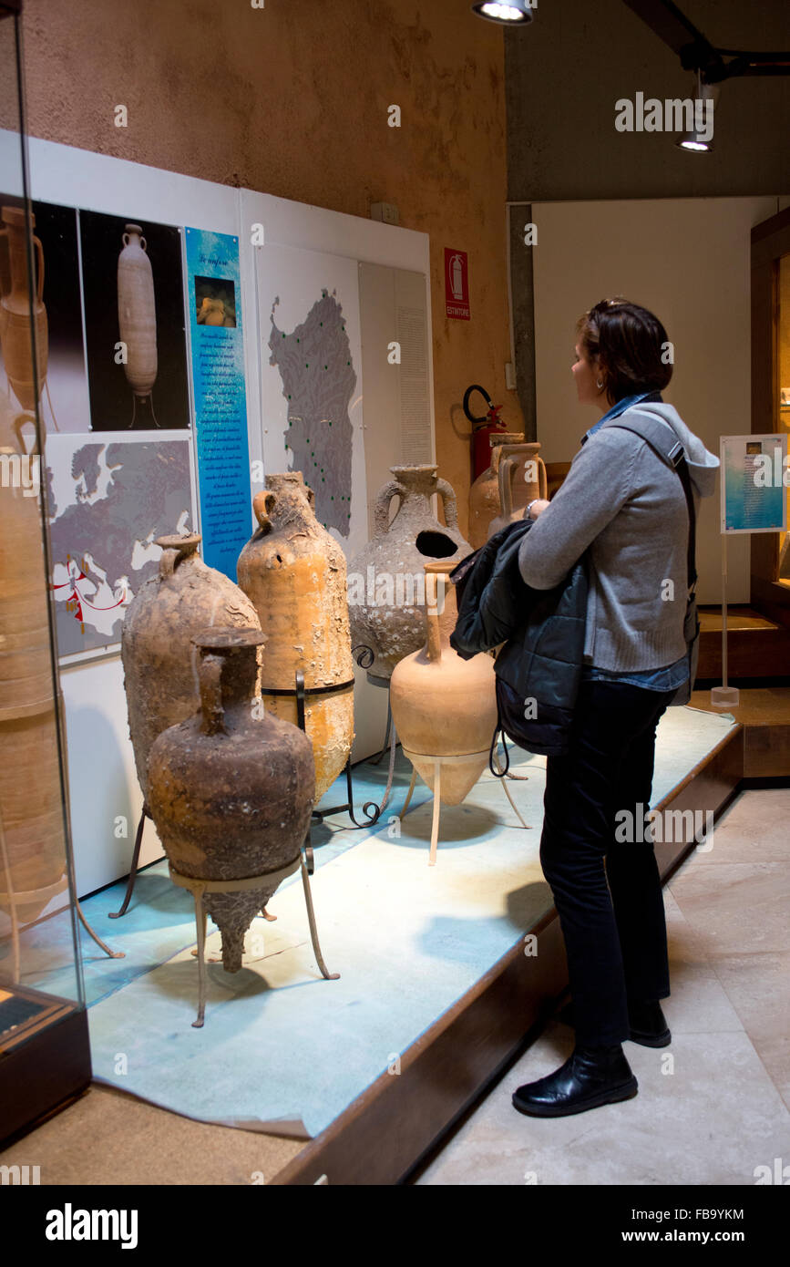 Tourist in einem phönizischen Bestattung Display Monte Prama Cagliari archäologische Museum Sardinien Stockfoto