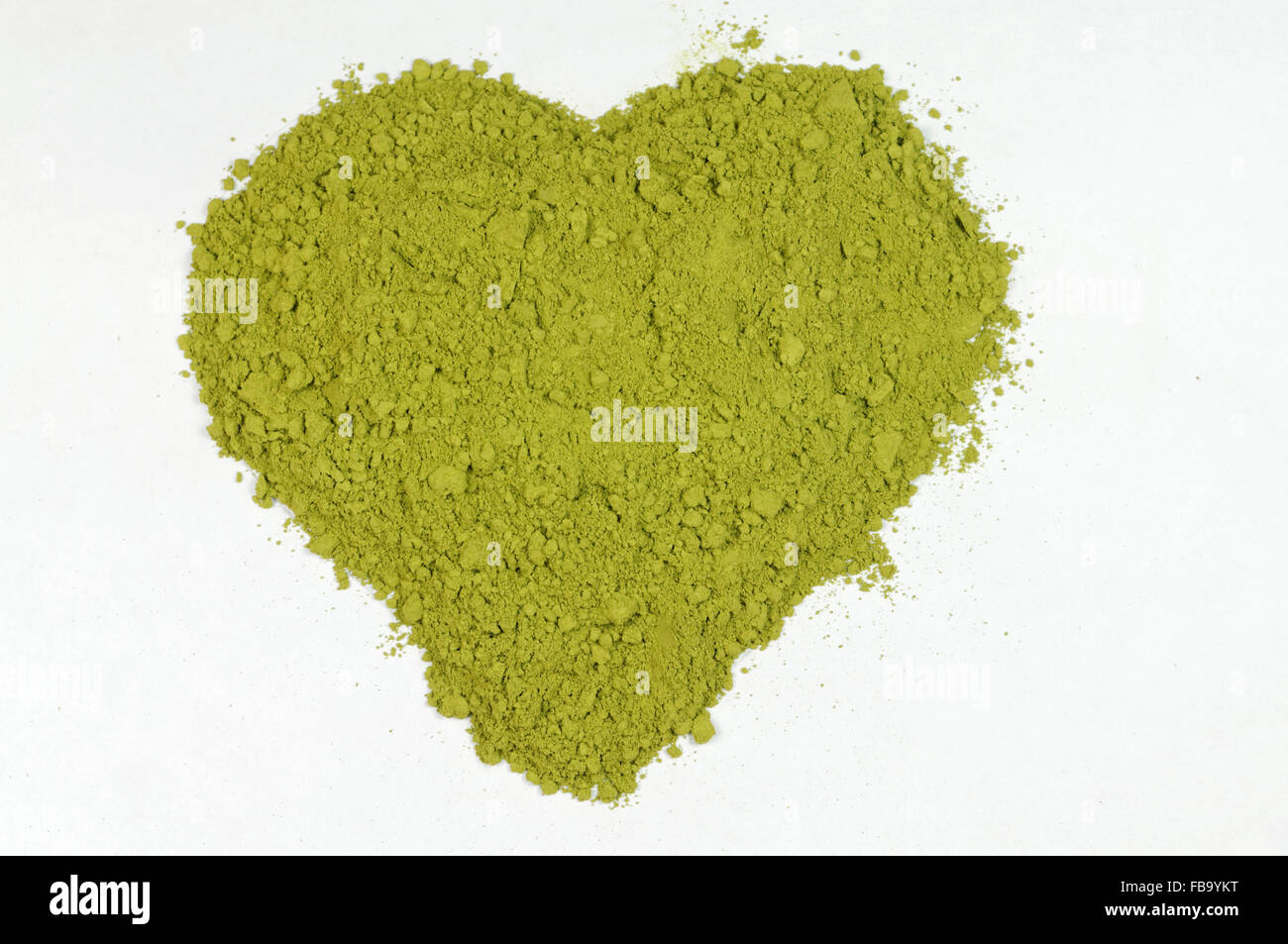 Matcha Tee in der Form eines Herzens. Stockfoto