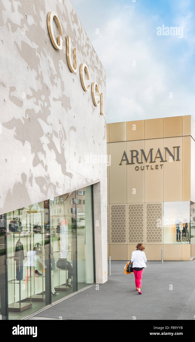 Gucci und Armani-stores, Outlet City Metzingen, Baden-Württemberg,  Deutschland Stockfotografie - Alamy
