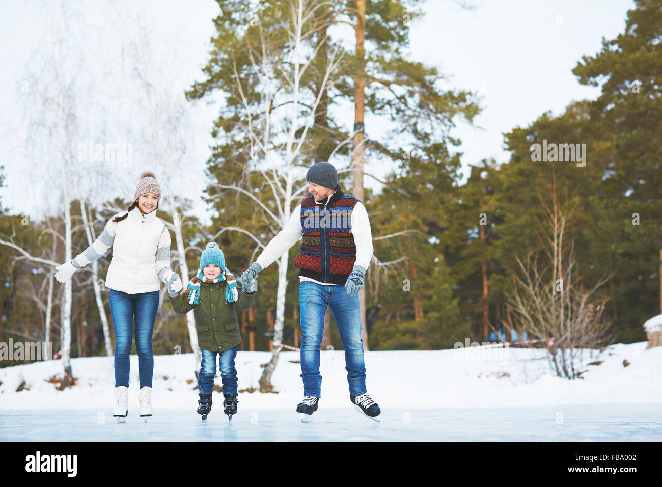 Familie Eislaufen im park Stockfoto