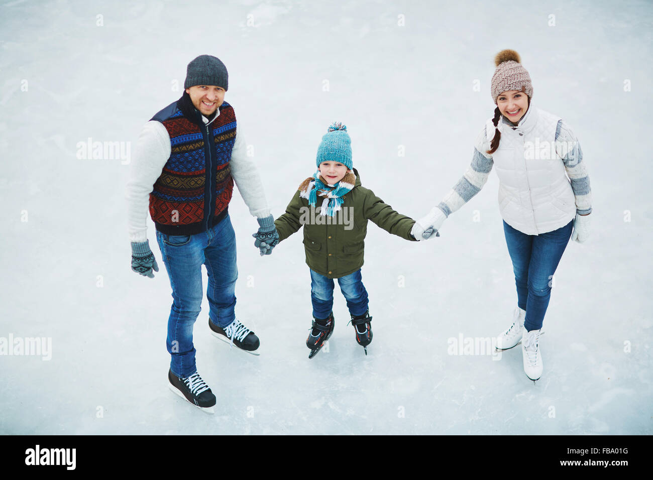 Zwei Eltern mit Sohn Skate im Eislaufen im winter Stockfoto