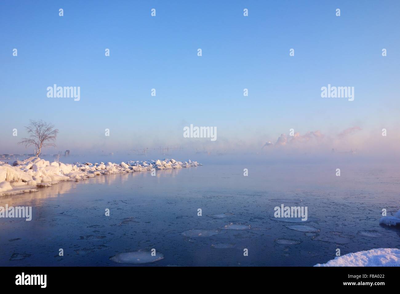 Kalten Wintermorgen in Helsinki um die Hälfte eingefroren Ostsee Stockfoto