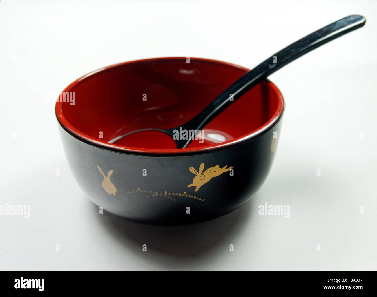 Schwarz Lack japanische Nudel-Schüssel und Löffel. Stockfoto