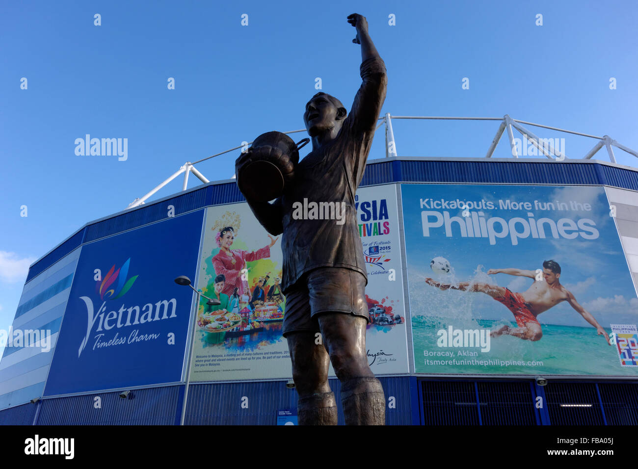 Statue von Fred Keenor Kapitän des FA cup Gewinner 1927 Cardiff Team, Cardiff City Stadium, Cardiff, Wales. Stockfoto