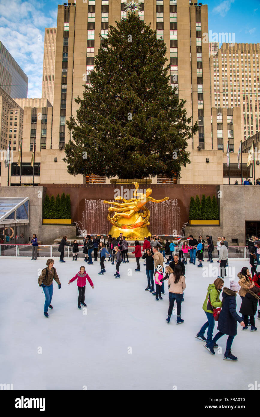 Senken des Rockefeller Center Plaza mit Eislaufbahn und Weihnachtsbaum, Manhattan, New York, USA Stockfoto