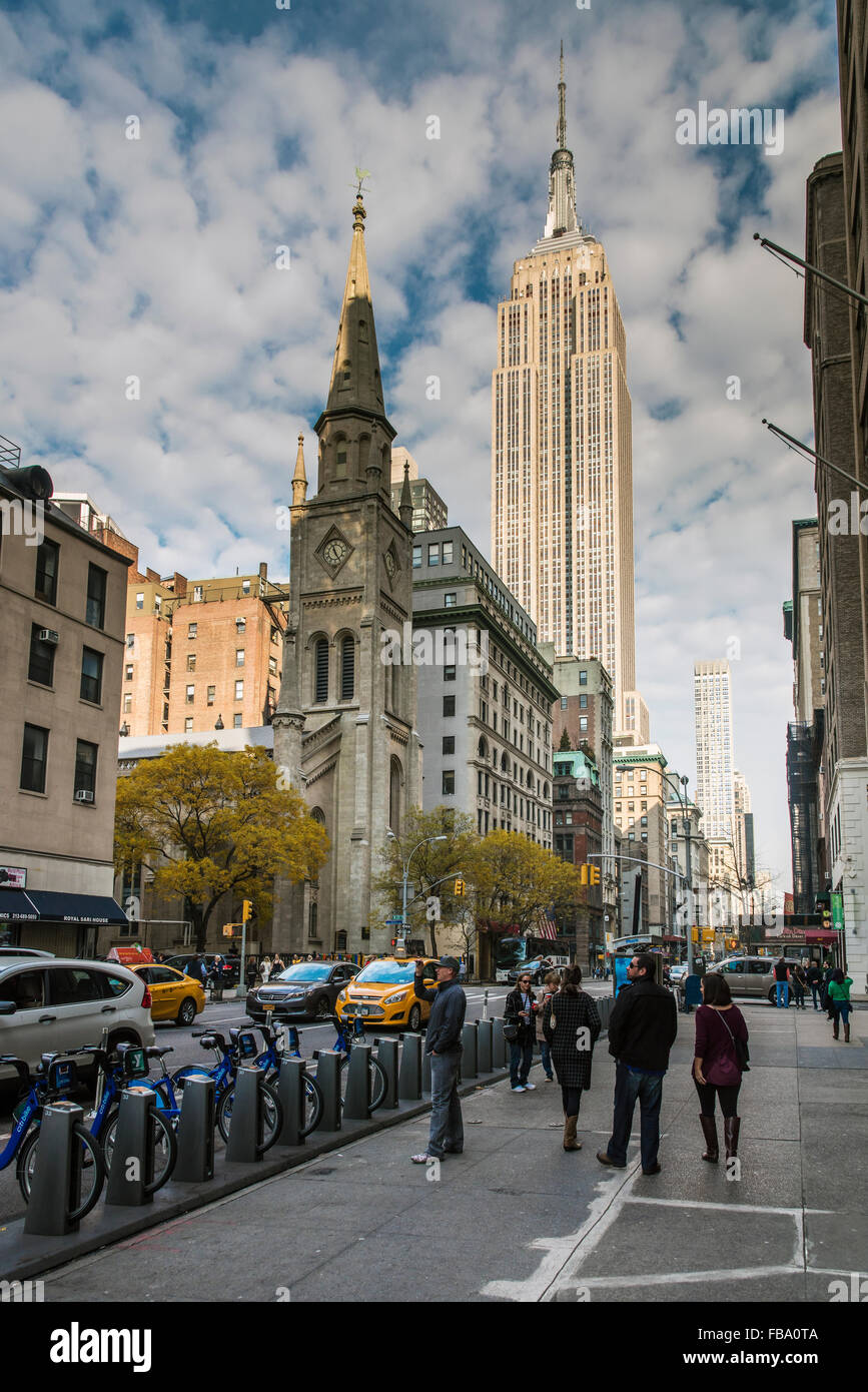 Fifth Avenue und dem Empire State Building, Manhattan, New York, USA Stockfoto