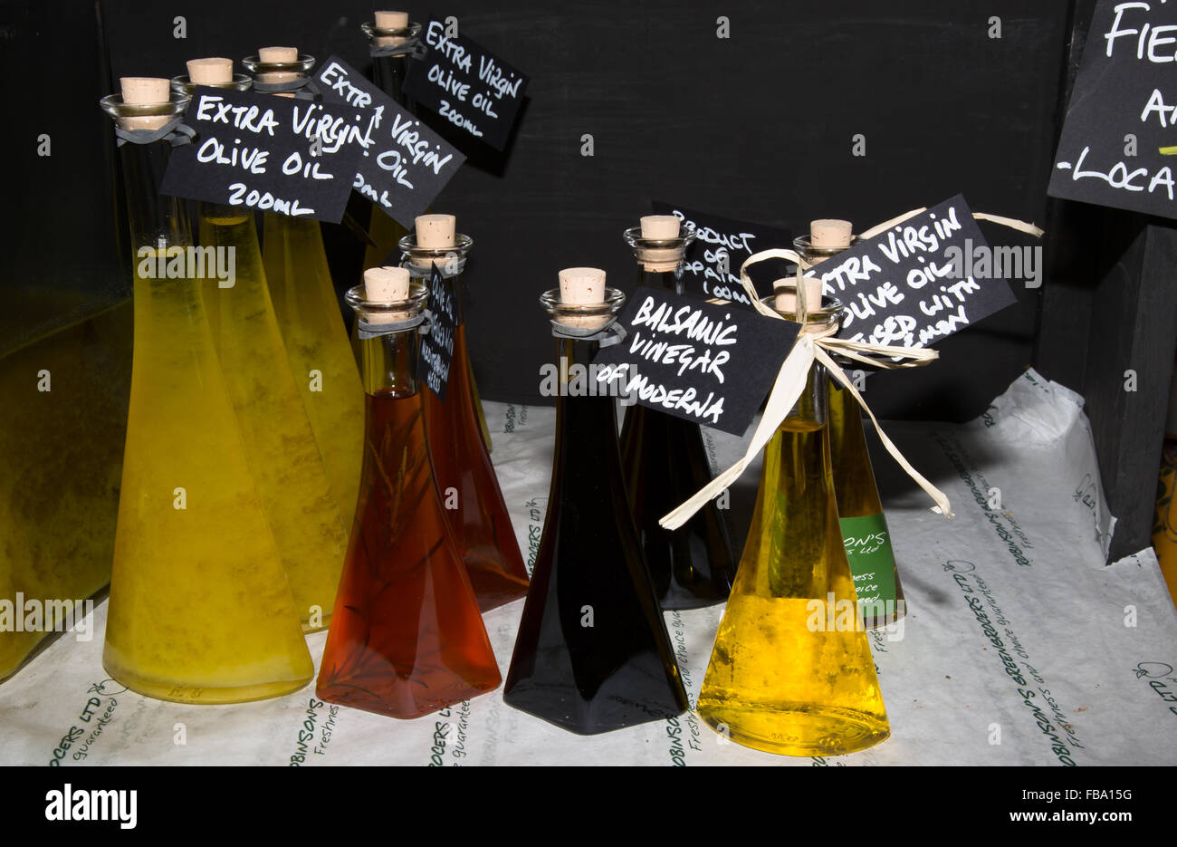 Ein Schaufenster der abgefüllte Öle und Essige Stockfoto