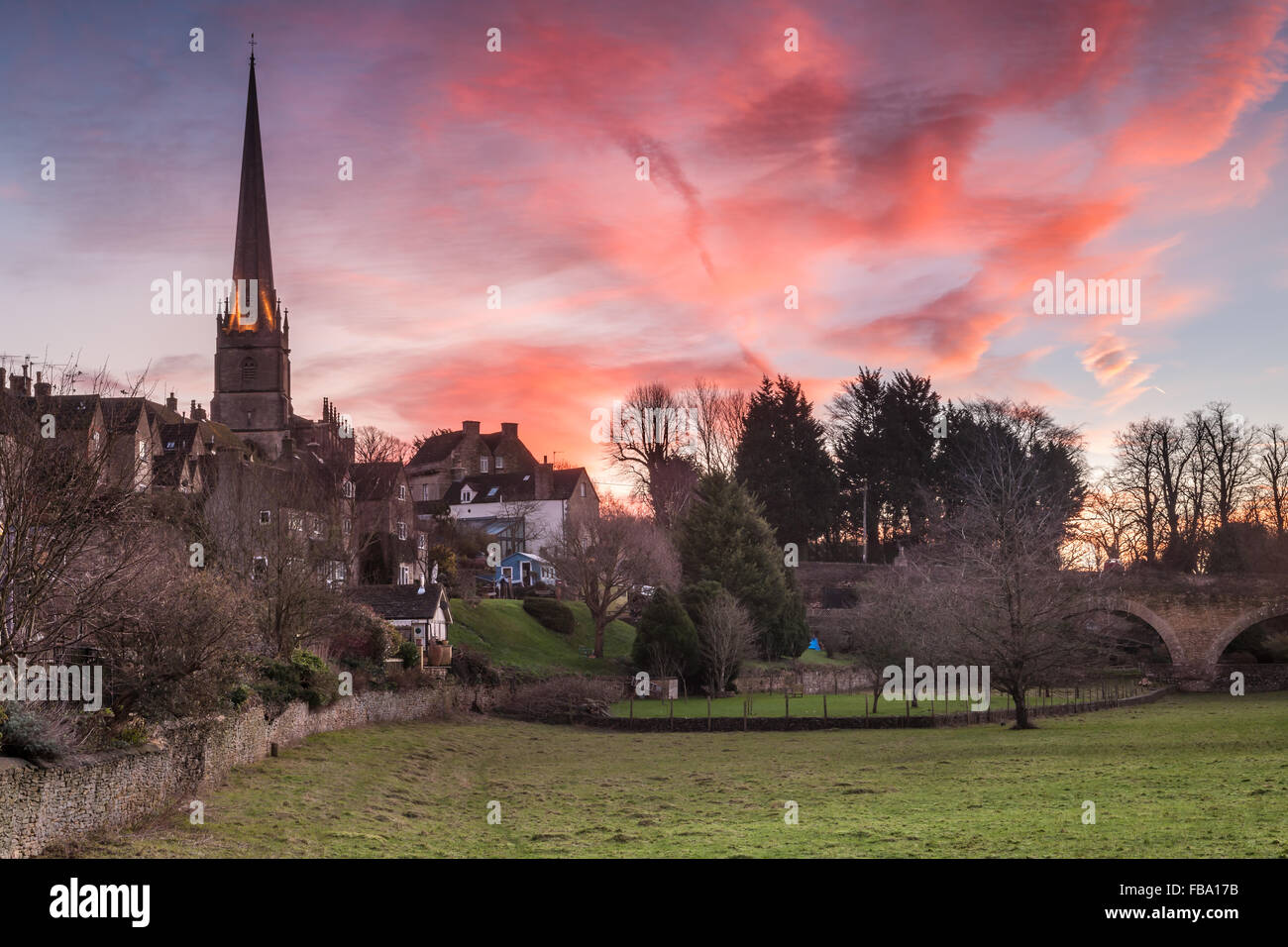 Tetbury, Gloucestershire, UK. 13. Januar 2016.  Die Dämmerung Himmel wird Lachs pink, beim Sonnenaufgang über Str. Marys Kirche in der Gloucestershire Marktstadt Tetbury. Bildnachweis: Terry Mathews/Alamy Live-Nachrichten Stockfoto