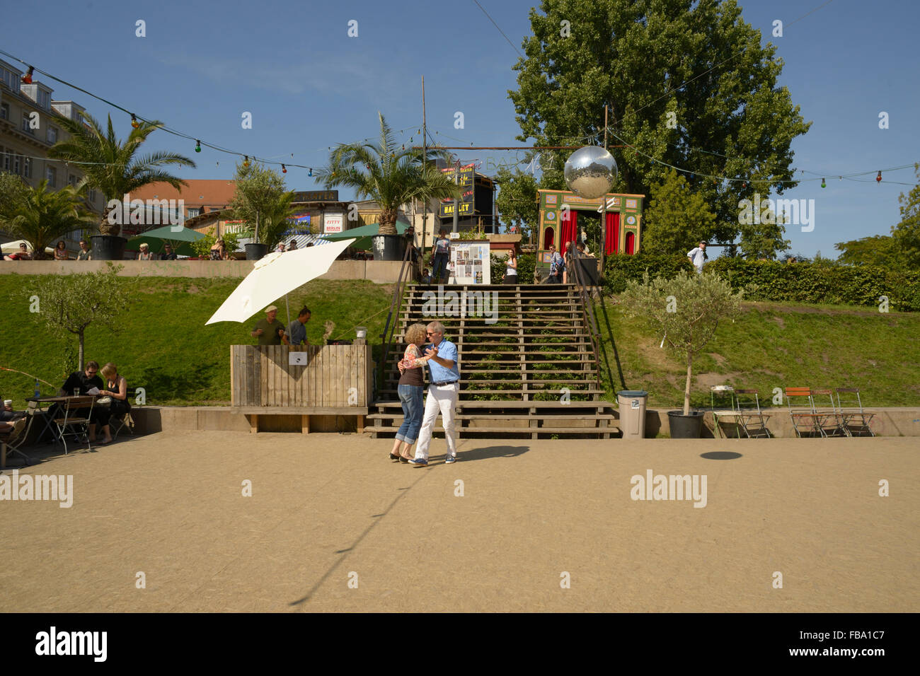 Ein romantisches Paar tanzen an einem Sommer-Nachmittag, den offenen Luftraum ist reserviert für tanzen in der James-Simon-Park Berlin. Stockfoto