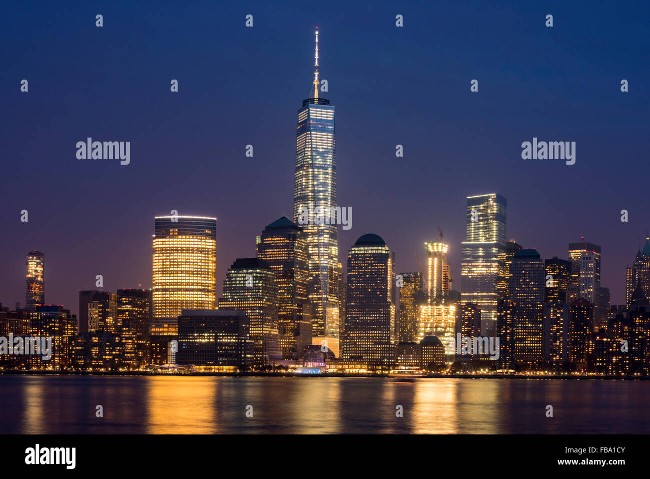 Nachtansicht des One World Trade Center und Lower Manhattan Finanzplatzes, Manhattan, New York, USA Stockfoto
