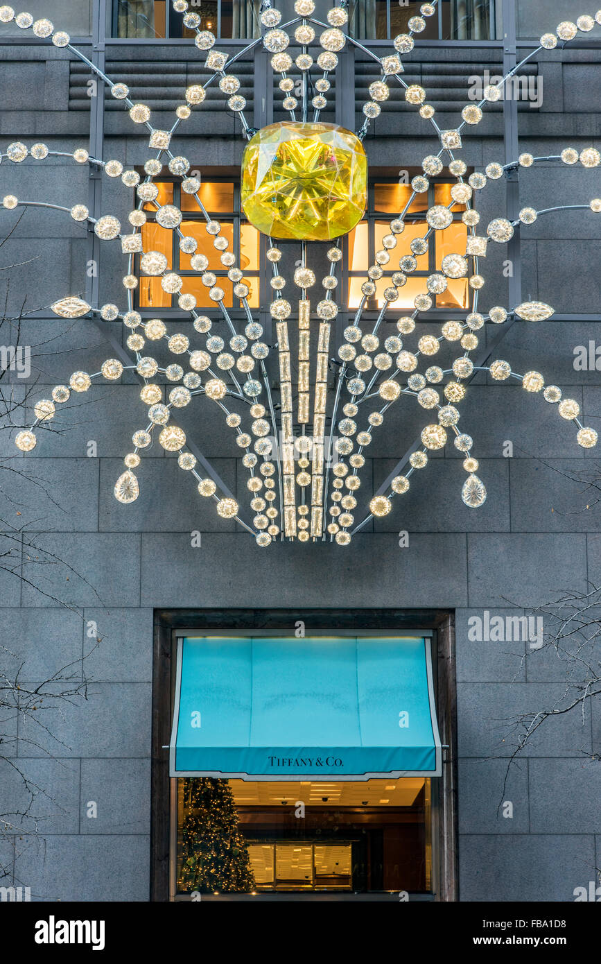 Tiffany &amp; Co, Juwelier, dekoriert mit Christbaumschmuck, Fifth Avenue, Manhattan, New York, USA Stockfoto