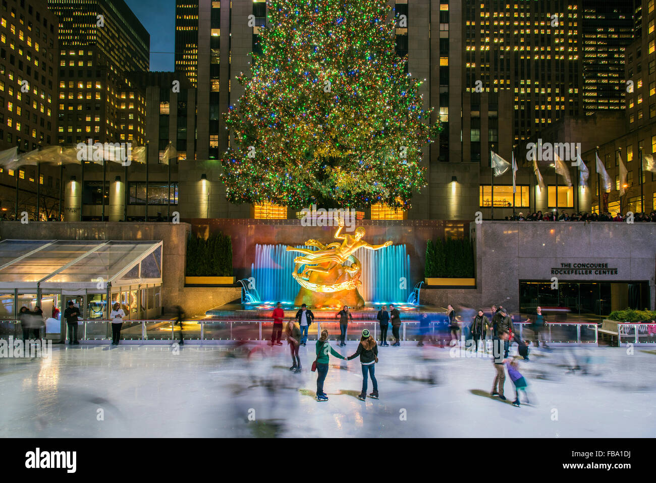 Senken des Rockefeller Center Plaza mit Eislaufbahn und Weihnachtsbaum, Manhattan, New York, USA Stockfoto