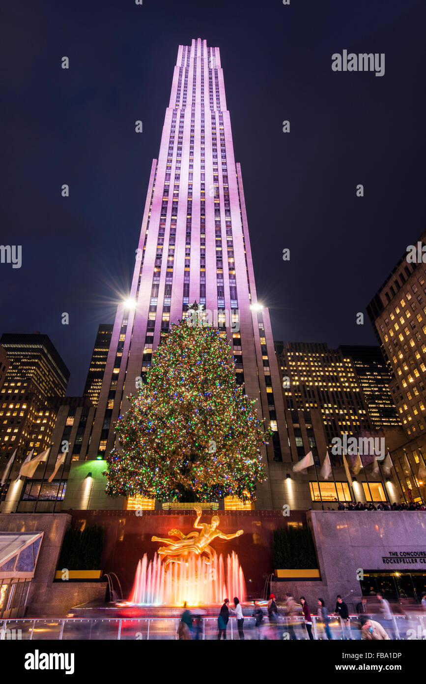 Nachtansicht der Prometheus Bronze Skulptur und der Weihnachtsbaum am Rockefeller Center in Manhattan, New York, USA Stockfoto