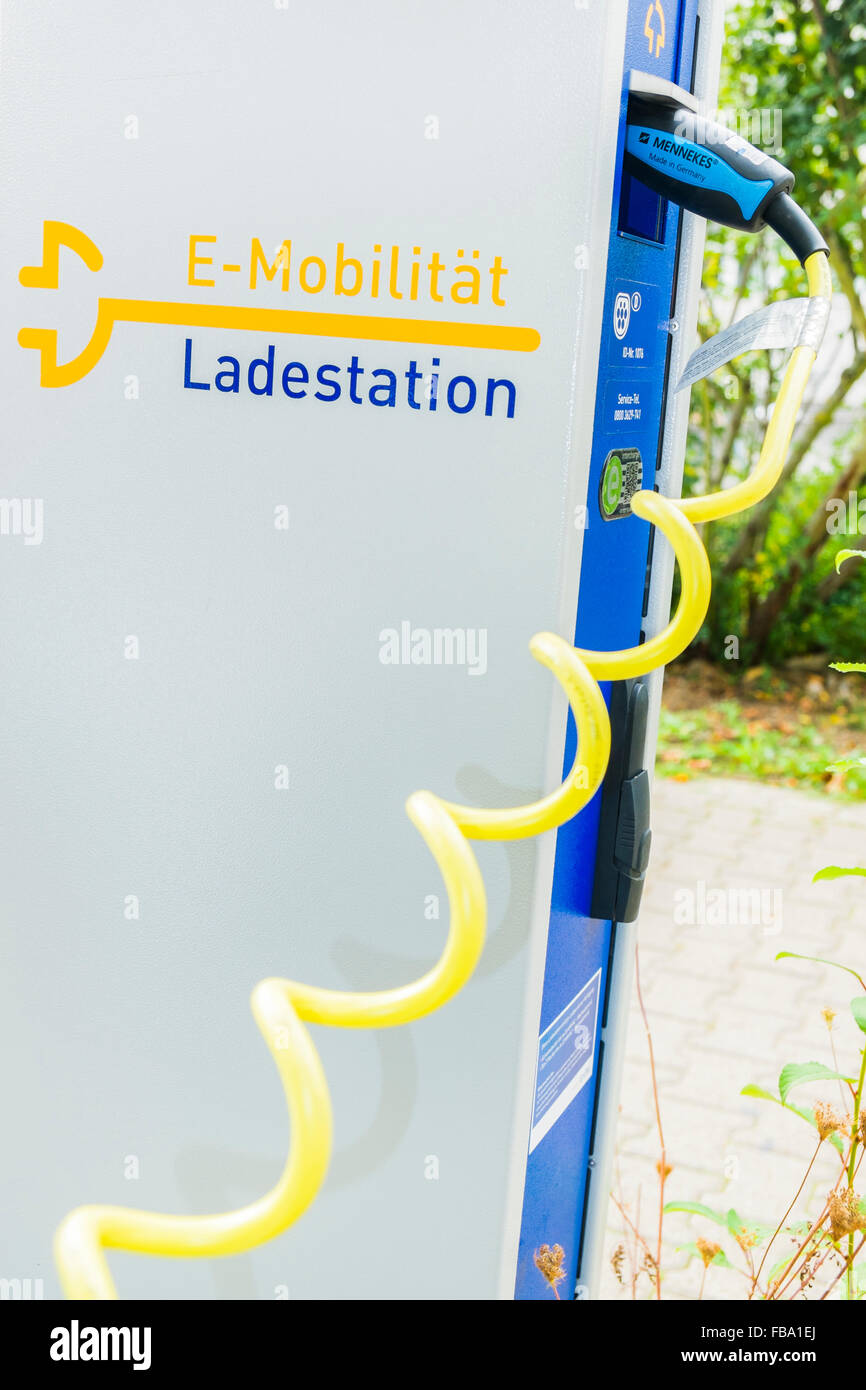 Energie Anbieter Enbw, Elektromobilität laden Bahnhof, Stuttgart, Baden-Württemberg, Deutschland Stockfoto