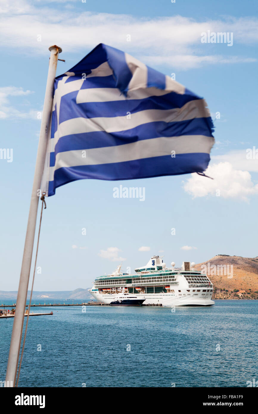 Kreuzfahrtschiff verankert in der Bucht von Argostoli, Kefalonia, Ionische Inseln, Griechenland Stockfoto