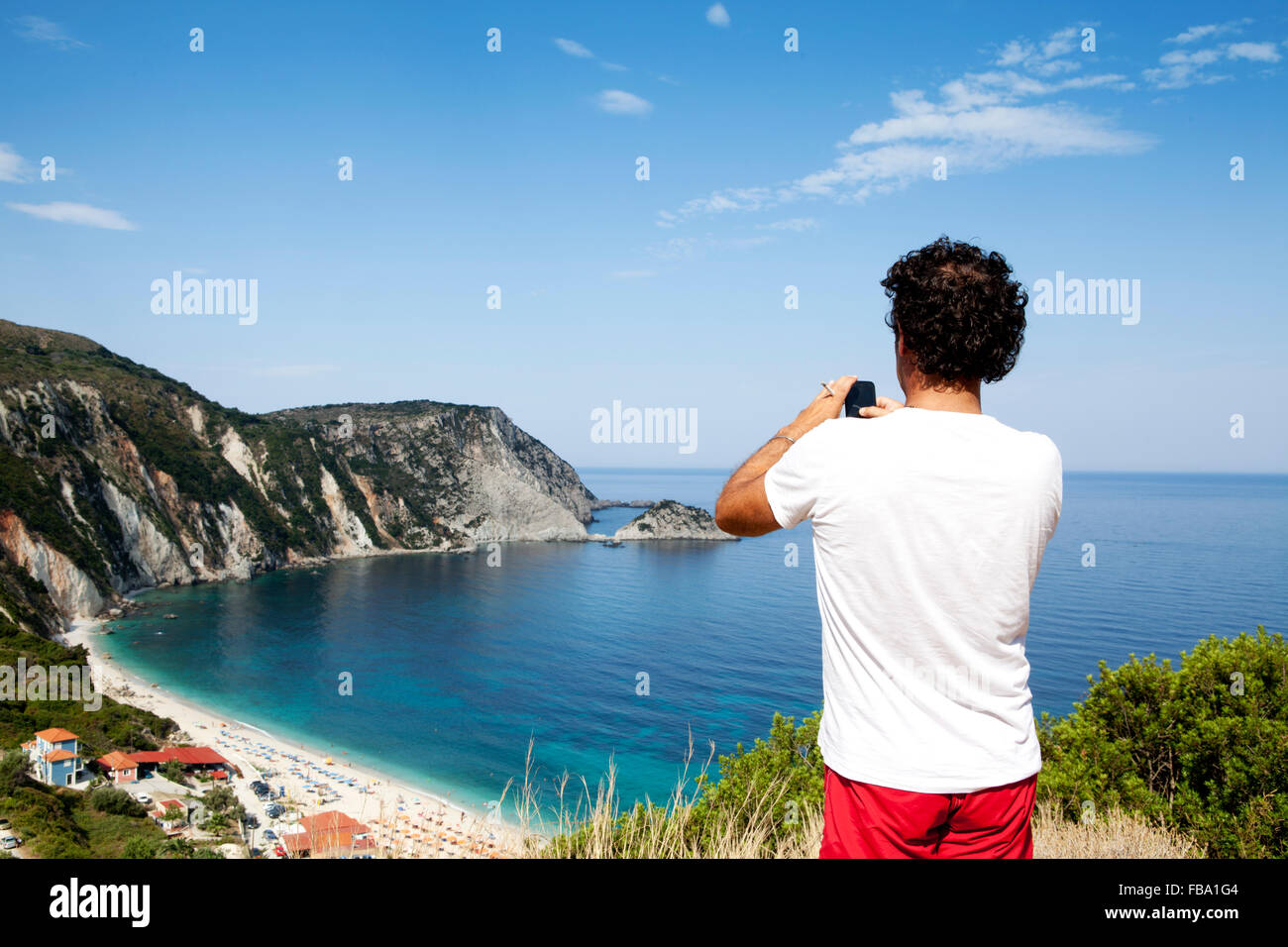 Touristen, die Momentaufnahmen von Petani Badebucht in Kefalonia, Ionische Inseln, Griechenland Stockfoto