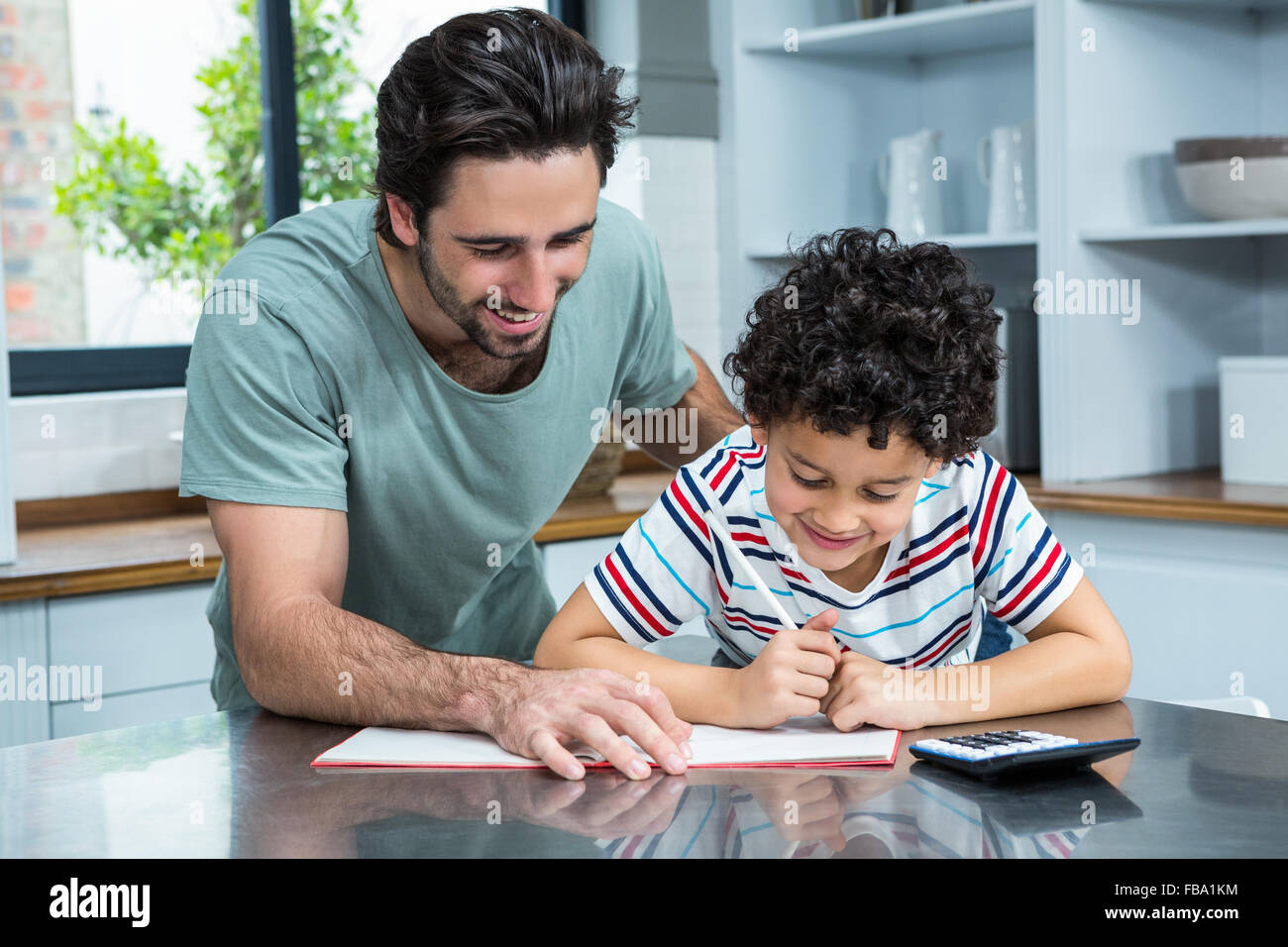 Art Vater seinem Sohn helfen, Hausaufgaben Stockfoto