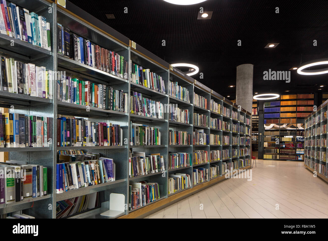 Birmingham, Vereinigtes Königreich. 12. Januar 2016. Die Bibliothek von Birmingham. Bibliotheken in Birmingham haben mehr als 145.000 Entliehene Bücher überfällig mit Geldstrafen in Höhe von £422.930. Dies entspricht 7 % von der 1.984.000 Bücher, die im Besitz der Behörde. Bildnachweis: Paul Weston/Alamy Live News Stockfoto