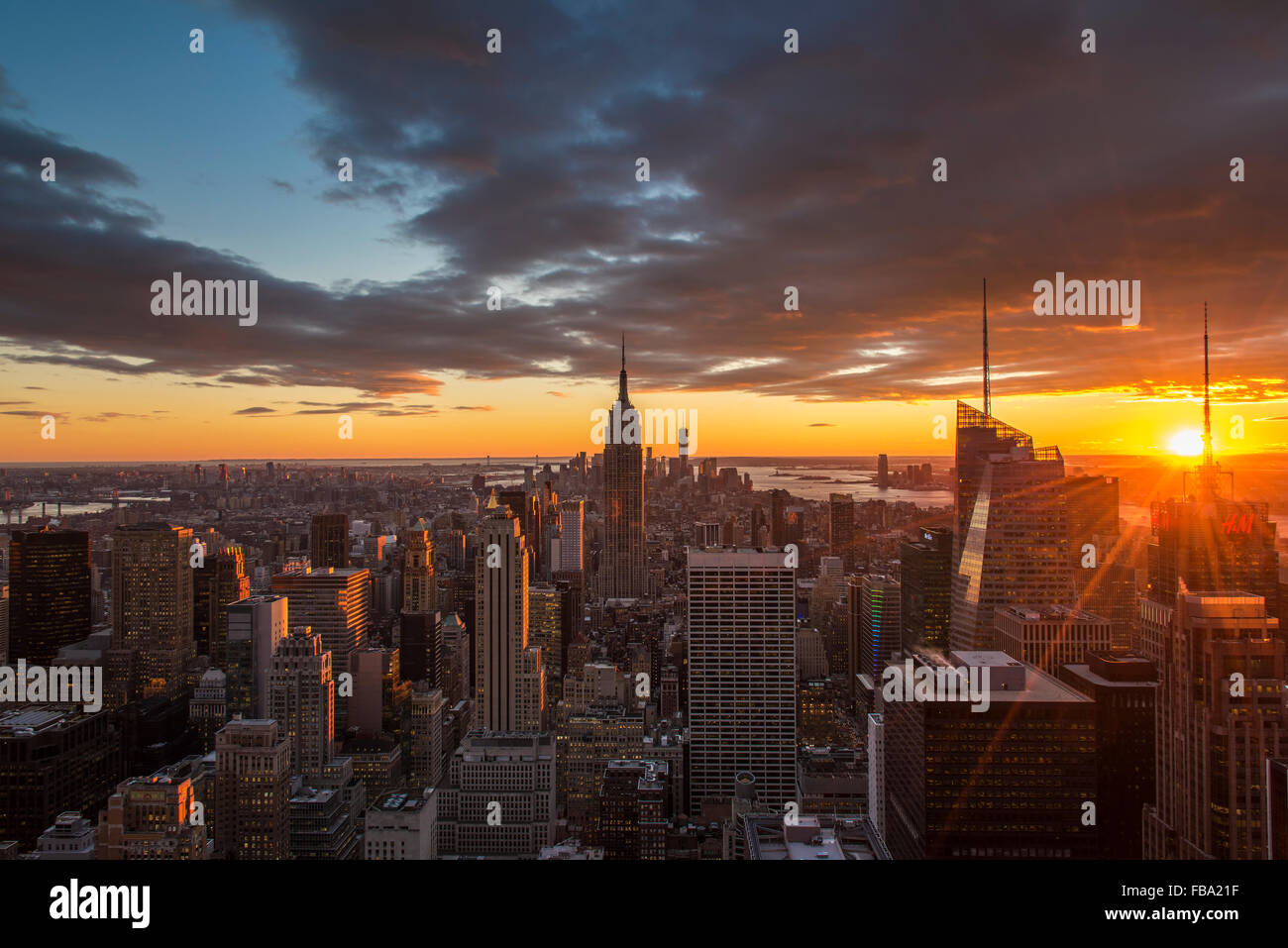 Blick über Midtown Manhattan Skyline bei Sonnenuntergang von der Spitze des Felsens, New York, USA Stockfoto