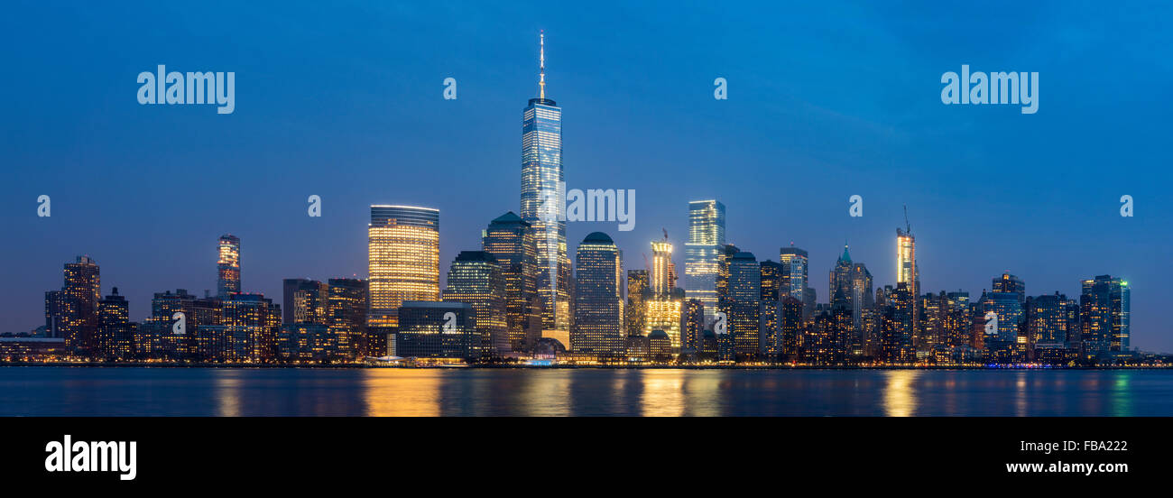 Panoramablick auf der Nacht des One World Trade Center und Lower Manhattan Finanzplatzes, Manhattan, New York, USA Stockfoto