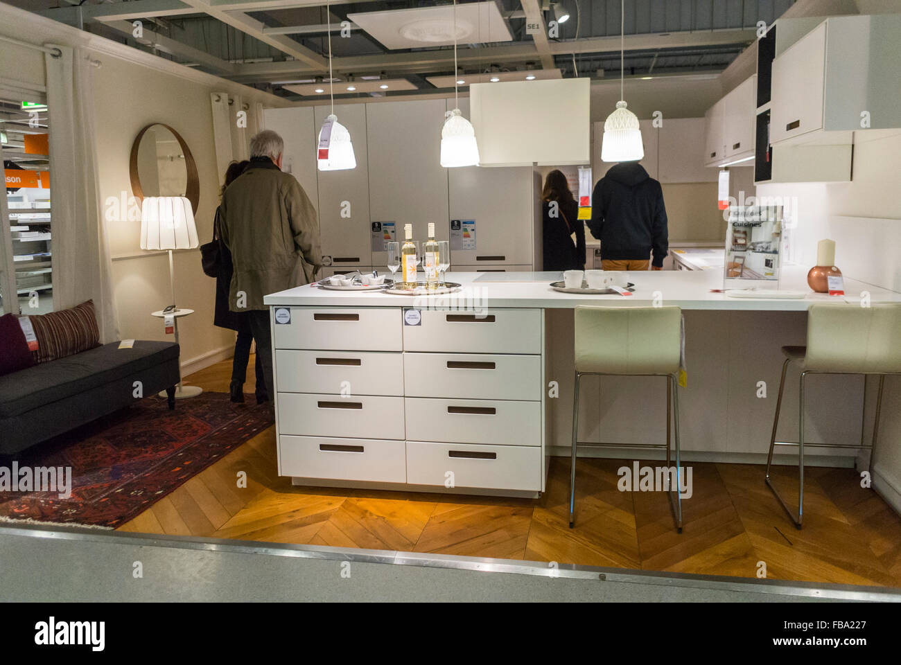 Paris, Frankreich, Leute Einkaufen im Baumarkt Haushaltswaren Store, IKEA,  moderne Küche einbaufertigen Möbel, Haushaltsgeräte, Home Interieur auf dem  Display Showroom Stockfotografie - Alamy