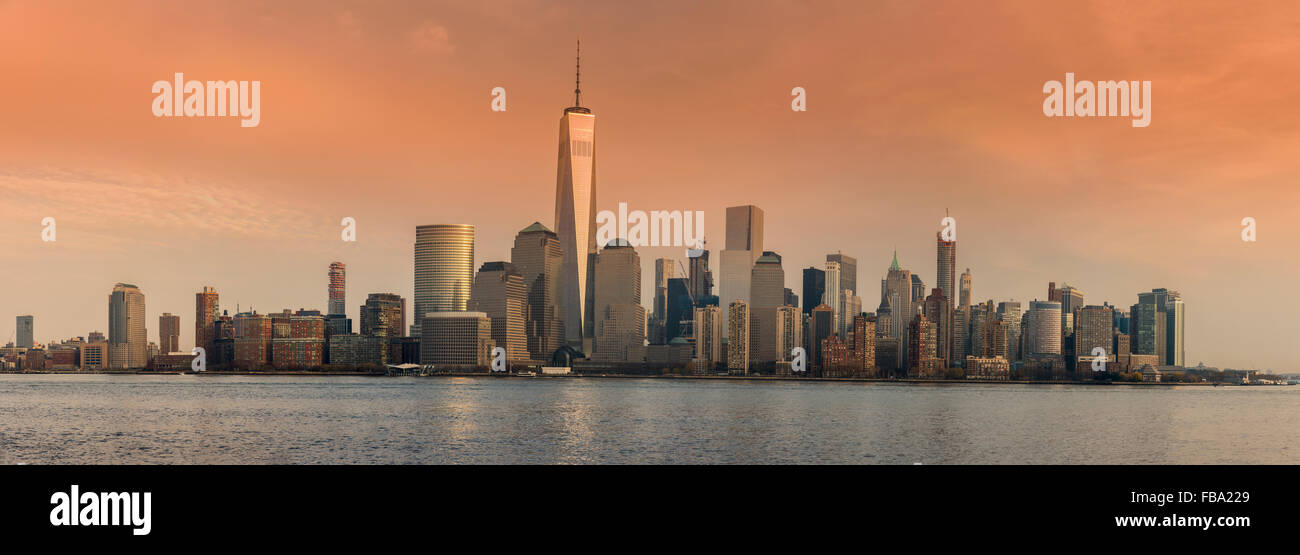 Panorama Blick bei Sonnenuntergang des One World Trade Center und Lower Manhattan Finanzplatzes, Manhattan, New York, USA Stockfoto