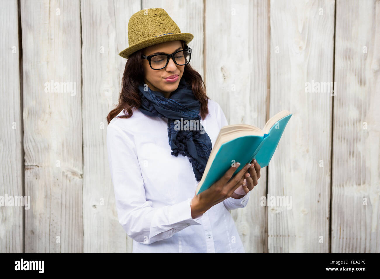 Lächelnde Hipster-Frau, ein Buch zu lesen Stockfoto