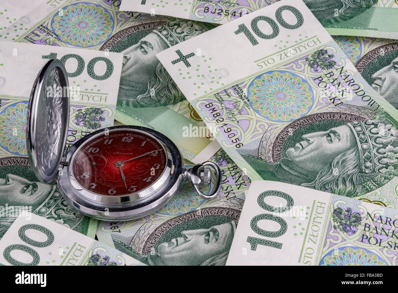 Zeit ist Geld, polnische 100 Zloty Geldscheine mit traditionellen Uhr Stockfoto
