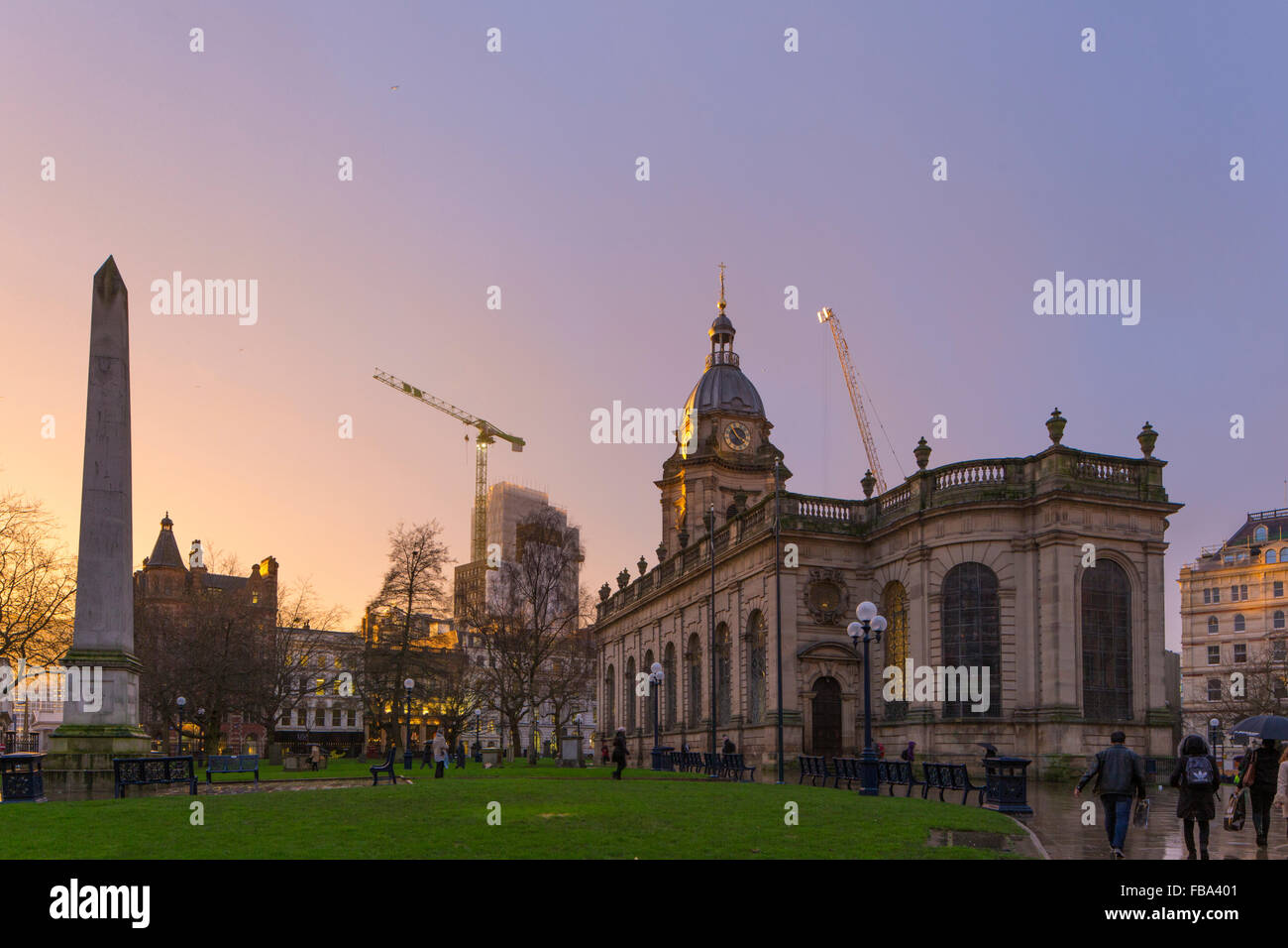 Birmingham, Vereinigtes Königreich. 12. Januar 2016. Da das schlechte Wetter weiter, Shopper sind gefangen in einem späten Nachmittag Platzregen mit Sonnenuntergang am St Philip Kathedrale, Colmore Reihe, Birmingham, England, UK Credit: Paul Weston/Alamy Live News Stockfoto